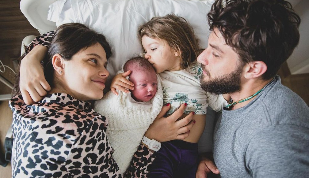 Chay Suede posa para foto com José, seu filho recém nascido