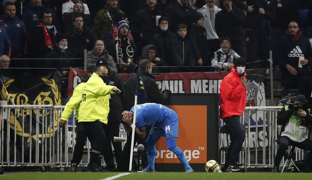 Payet é atingido por garrafa e jogadores de Lyon e Olympique saem de campo