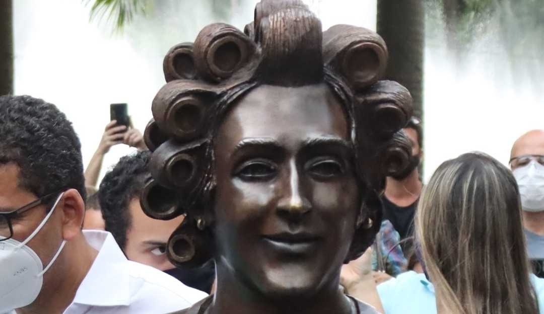 Estátuas de Paulo Gustavo são inauguradas em Niterói