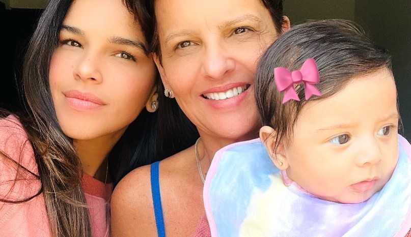 Mariana Rios posa ao lado da mãe em foto para a parabeniza-lá e internautas ficam chocados com beleza incomparável Lorena Bueri