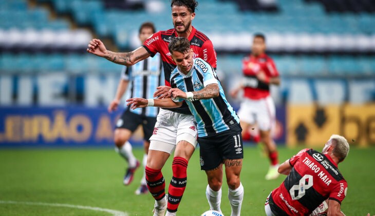 Com um jogador a mais e na frente do placar, Flamengo sofre apagão e cede o empate ao Grêmio