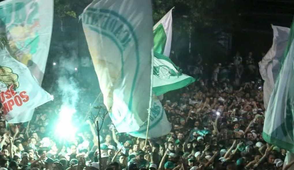 Palmeiras volta para casa e é recebido com festa e queima de fogos na Academia de Futebol Lorena Bueri