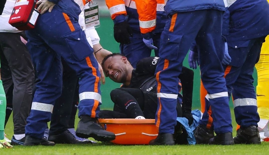 Neymar sofre lesão grave no tornozelo e deixa o campo chorando