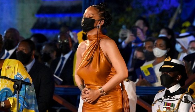 Sites gringos afirmam: 'Rihanna está grávida!' Lorena Bueri