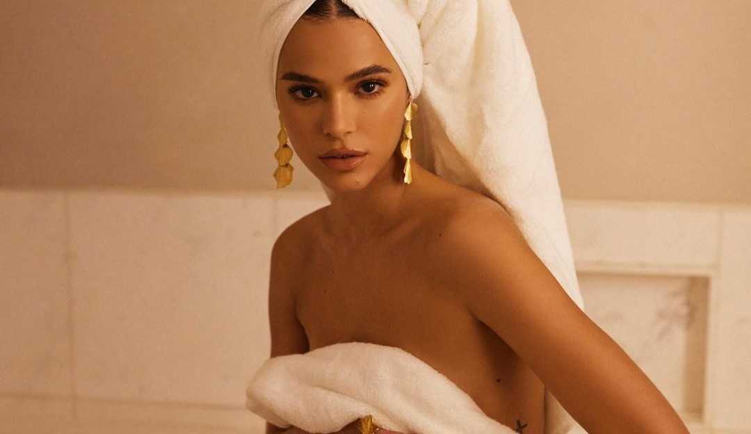 Bruna Marquezine posa apenas de toalha para campanha e arranca elogio de fãs Lorena Bueri