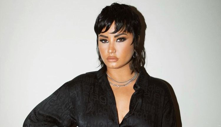 Demi Lovato publica post em rede social e diz que vai abandonar as drogas completamente Lorena Bueri