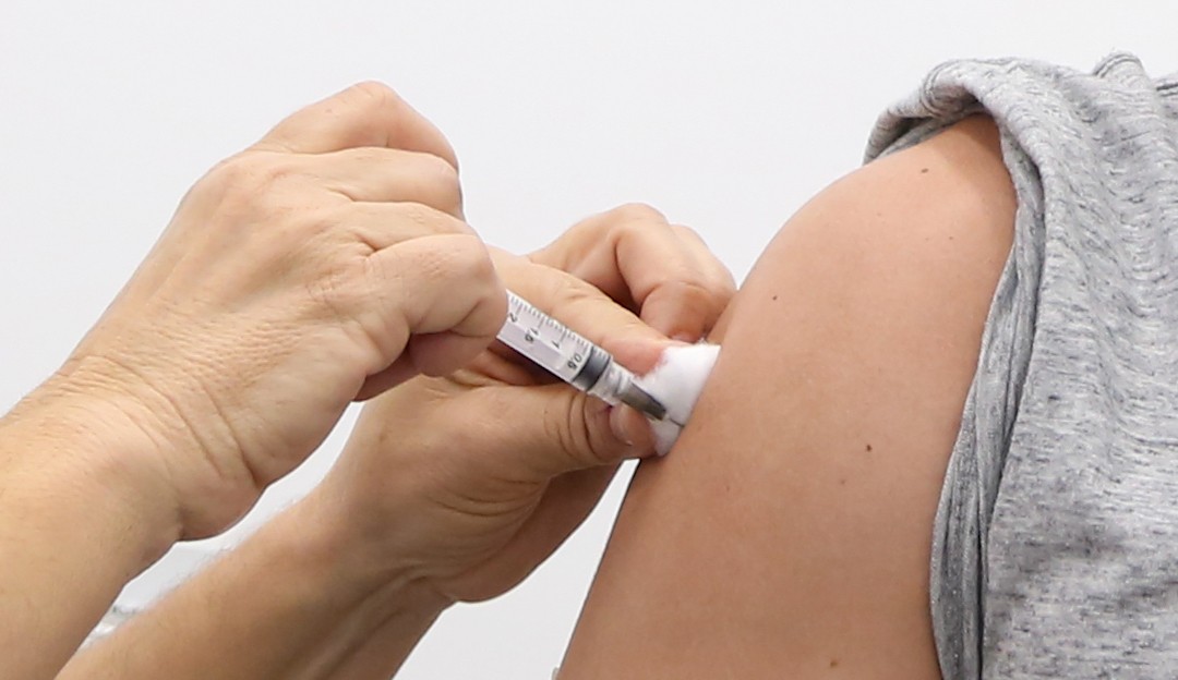 Golpe é descoberto após cidadão europeu tentar burlar o ciclo de vacinação com uma prótese ao invés do braço