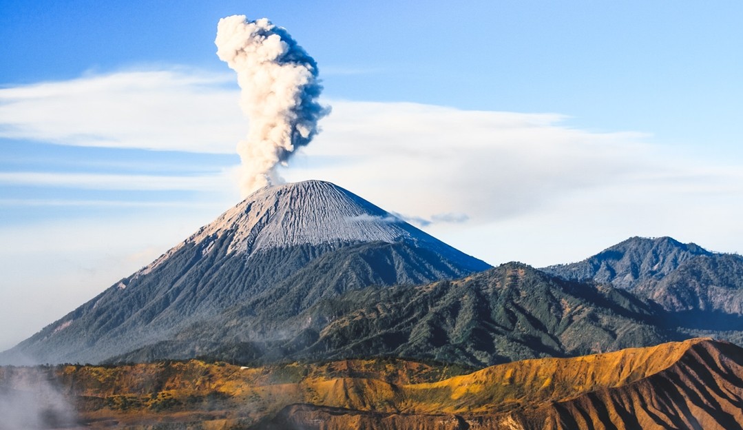 Vulcão na Indonésia: moradores fogem enquanto o Monte Semeru expele uma nuvem de cinzas gigante 