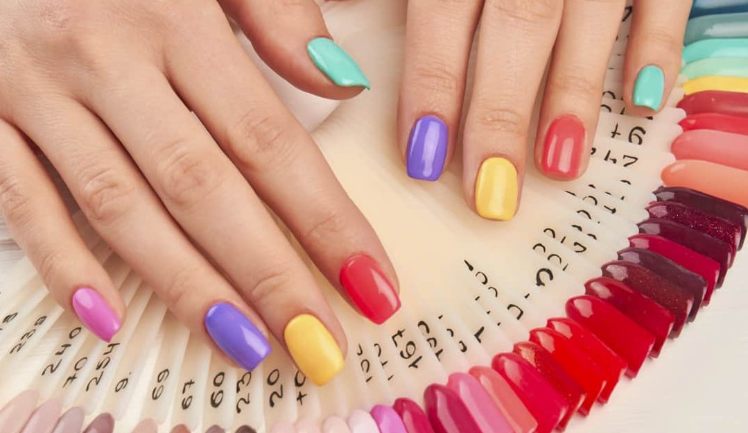 Nova moda para unhas é pintar uma de cada cor. Você usaria? - Viva