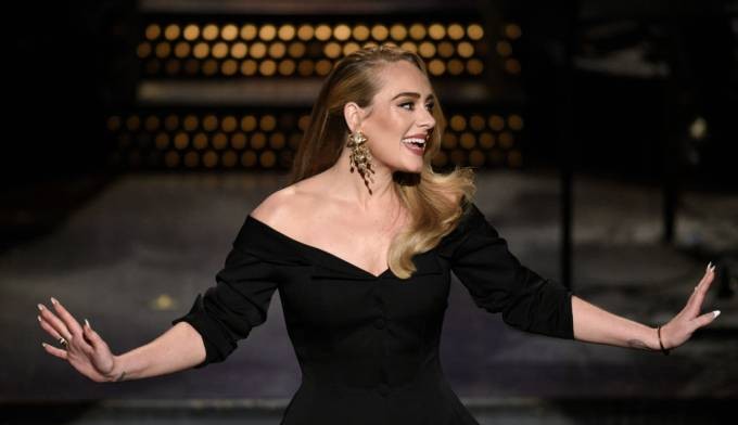 “30”: Adele segue no topo da 'Billboard 200' e faz uma segunda semana histórica Lorena Bueri