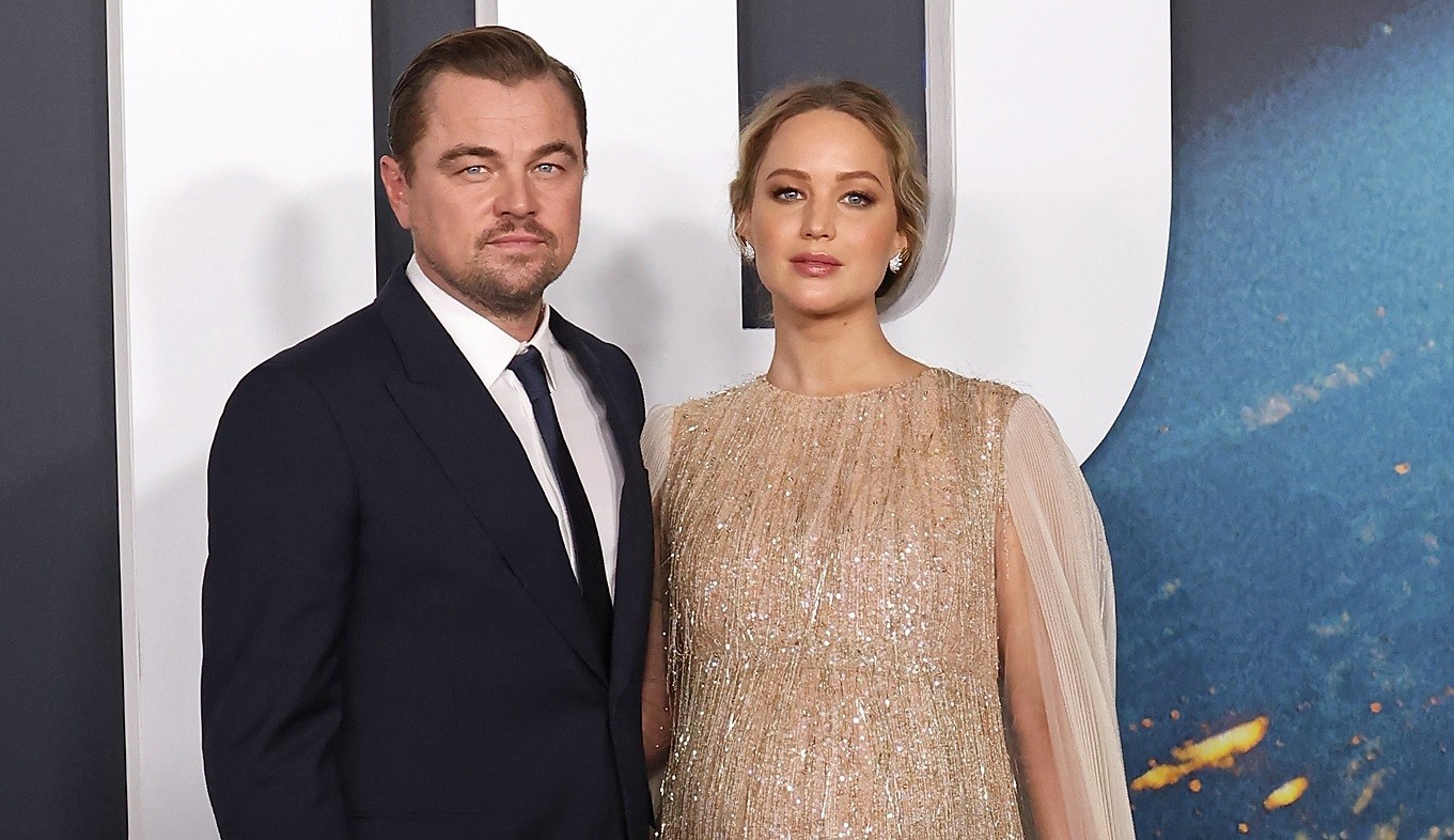 Jennifer Lawrence encontra Leonardo DiCaprio em premiére e exibe barrigão da gravidez