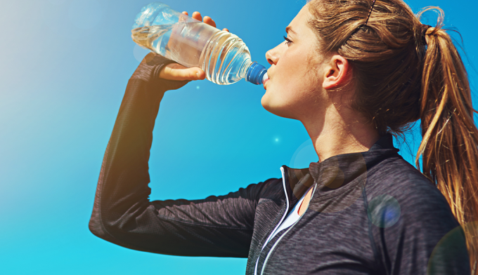 Beber água durante as refeições pode melhorar a performance mental e física