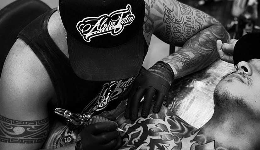 Alvaro Emerick Neves, conhecido como Alvim Tattoo, é um dos grandes destaques do mundo da tatuagem  Lorena Bueri