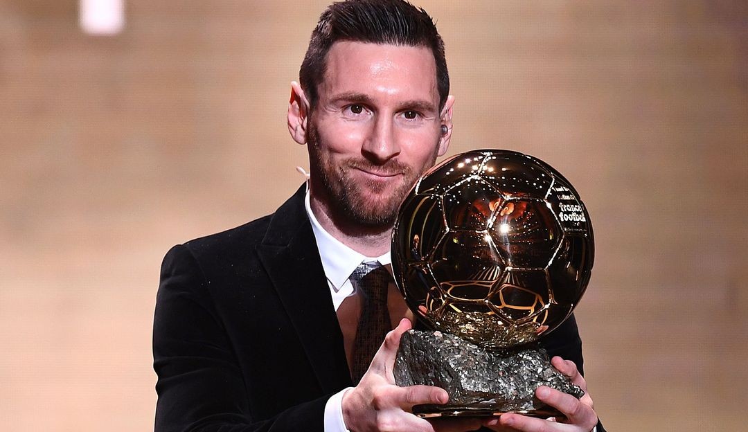 Depois de mais uma temporada brilhante,  Lewandowski vê o prêmio de melhor jogador do mundo nas mãos de Messi Lorena Bueri