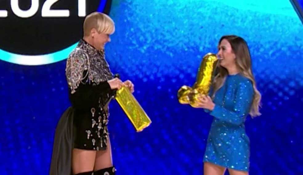 Tata Werneck da presente surpreendente a Xuxa durante o Prêmio Multishow 2021