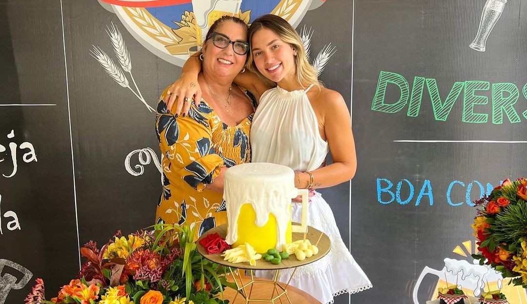 Virgínia Fonseca presenteia sua mãe com R$ 56 mil reais espalhados na cama Lorena Bueri