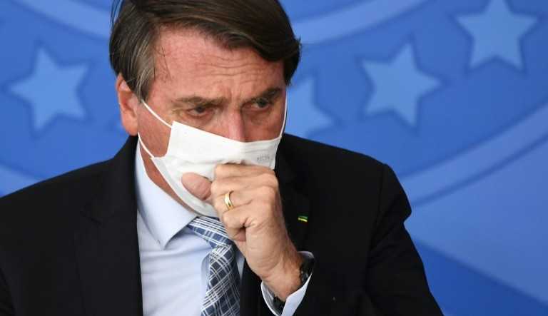 Nova regra exige comprovante de vacinação e compromete transporte de Bolsonaro no Brasil
