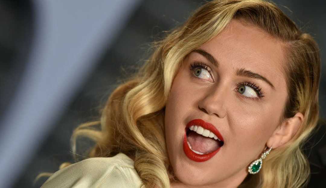 Relembre as mudanças capilares mais marcantes da cantora Miley Cyrus