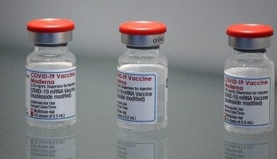 Moderna afirma que a dose de reforço fabricada pela farmacêutica aumenta a imunidade contra a variante ômicron