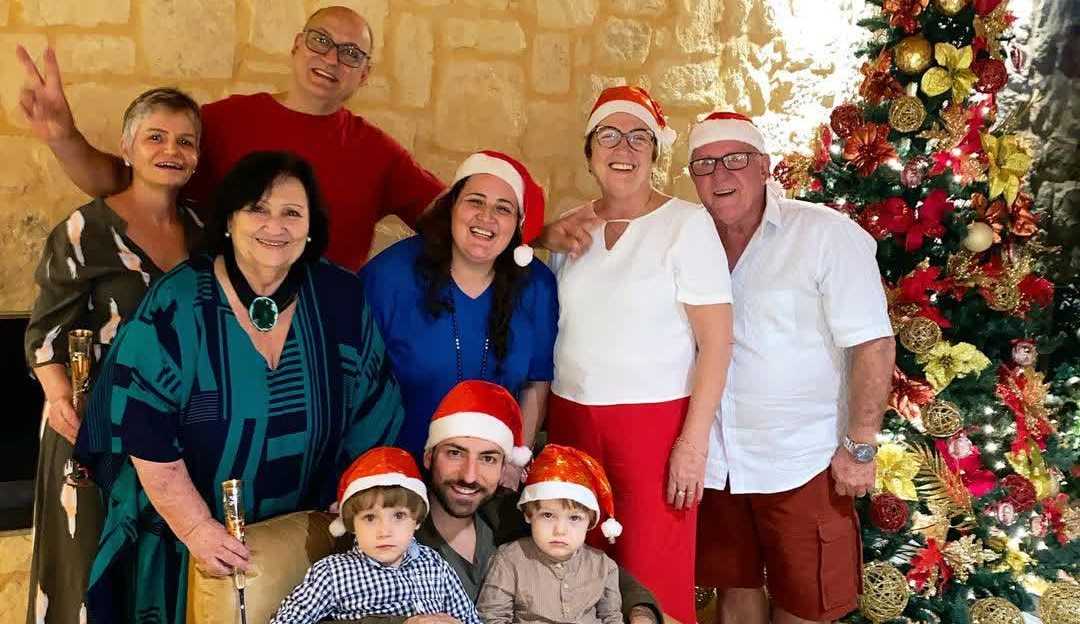 Thales Bretas viúvo de Paulo Gustavo faz ceia Natal com familiares do ator