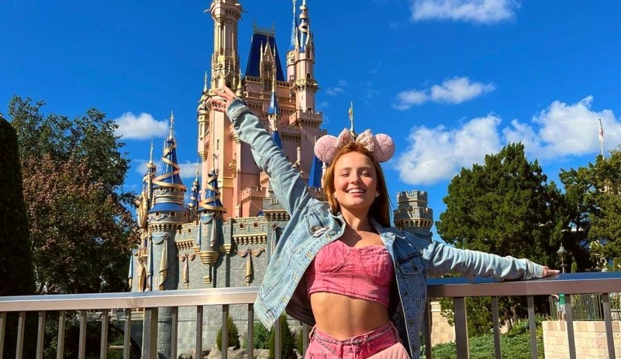 Larissa Manoela curte natal na Disney