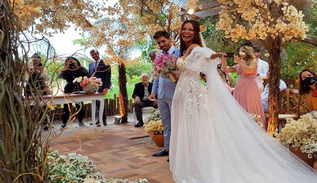 Carol Nakamura e Guilherme Leonel se casam em um hotel em Búzios Lorena Bueri