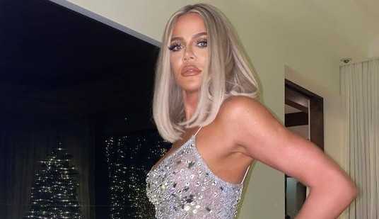Khloé exibe look semitransparente em festa de Natal da família Kardashian