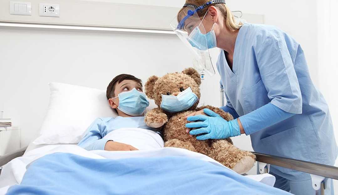 Número de crianças hospitalizadas por covid-19 quadruplica em Nova York