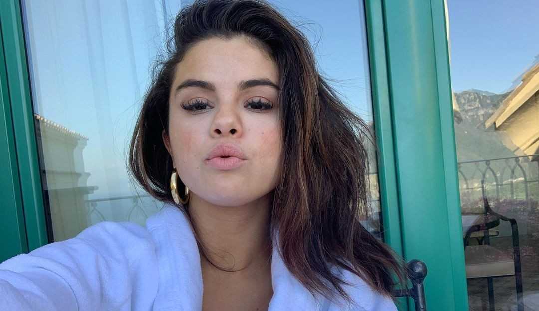 Selena Gomez mostra resultado final de tatuagem nas redes sociais 