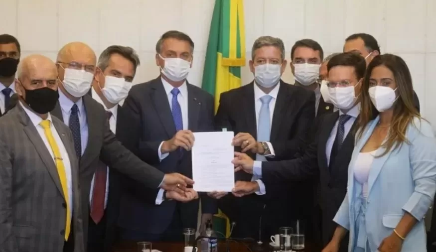 Lei que cria o Auxílio Brasil é sancionada com vetos por Bolsonaro