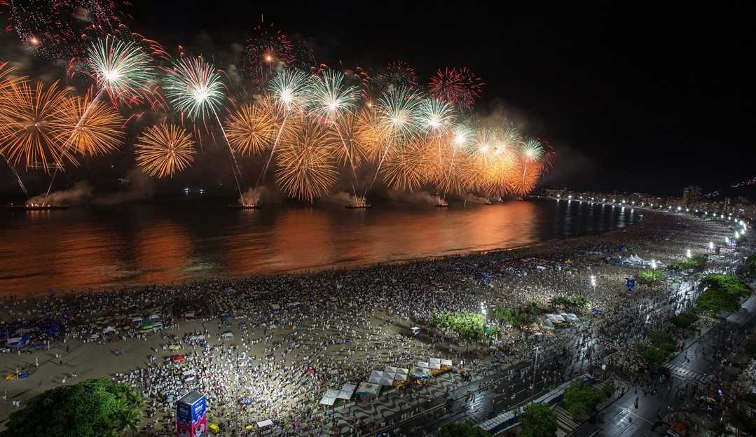 Festa da Virada de ano em Copacabana tem arrastão e feridos com faca