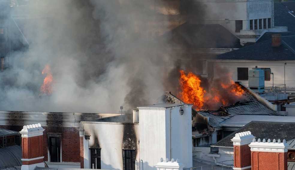 Prédio do Parlamento da África do Sul pega fogo neste domingo
