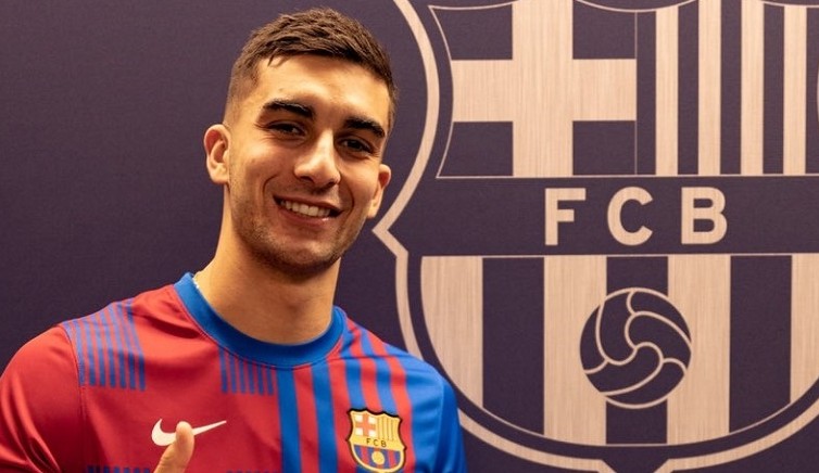 Barça apresenta Ferrán Torres, mas fair-play financeiro impede inscrição do jogador