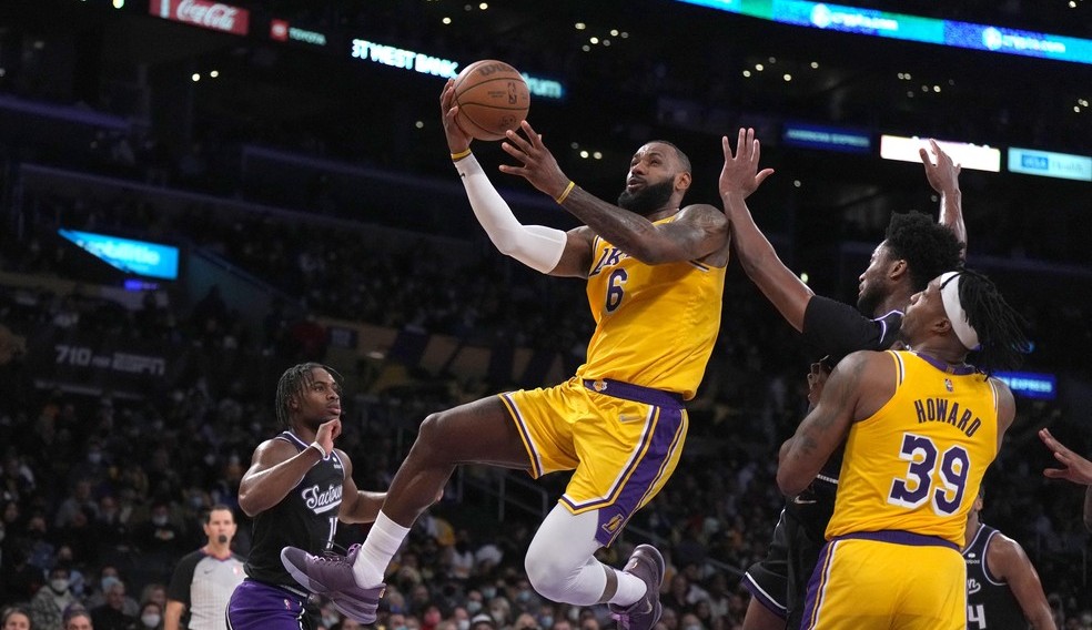 LeBron lidera vitória dos Lakers contra os Kings em Los Angeles