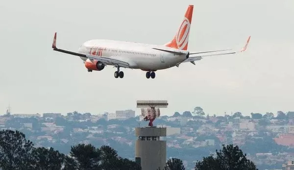 Avião da Gol faz pouso de emergência após falha de um dos motores Lorena Bueri