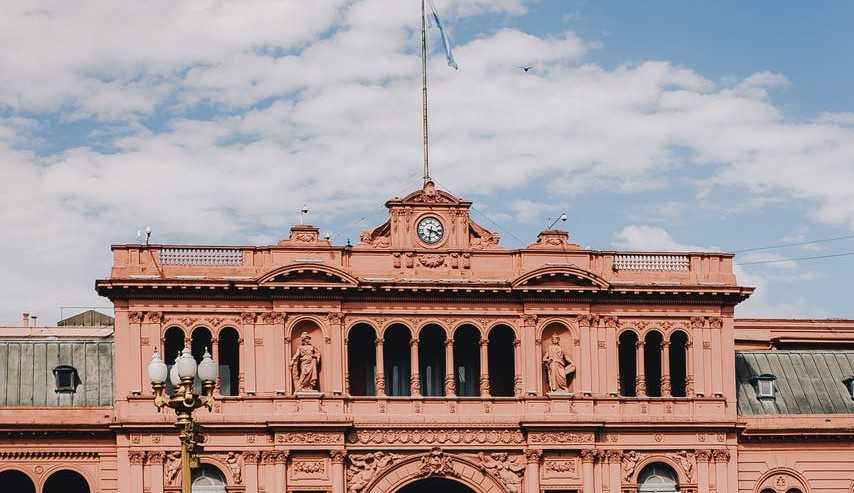 Sufocada pela divida Argentina pede ajuda à comunidade internacional