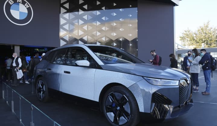 BMW anuncia SUV elétrico com tecnologia que permite mudança de cor Lorena Bueri