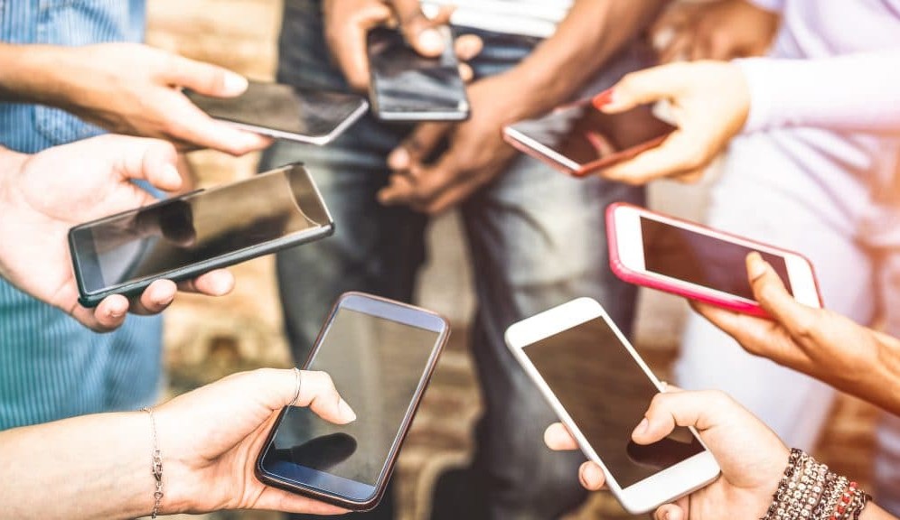 Smartphones tornam-se fundamentais no contexto social