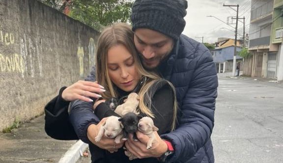 Carla Diaz e seu namorado resgatam animais Lorena Bueri