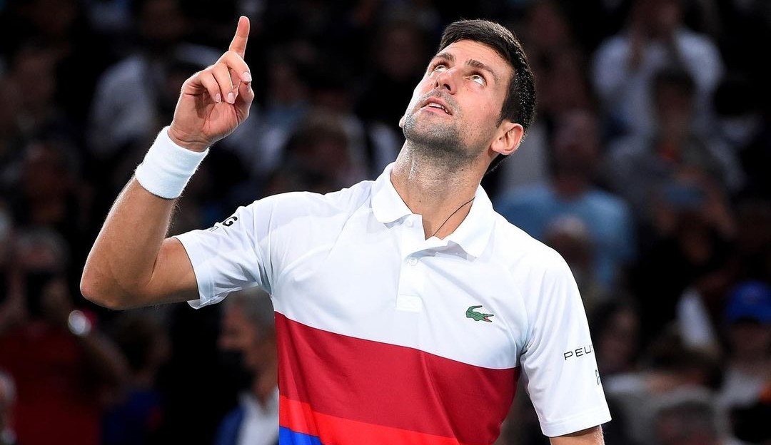 Tenista Novak Djokovic é liberado de detenção na Austrália  Lorena Bueri