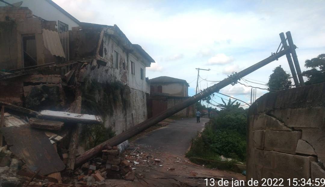 Defesa Civil retira de suas casas cerca de 80 famílias por riscos de deslizamento