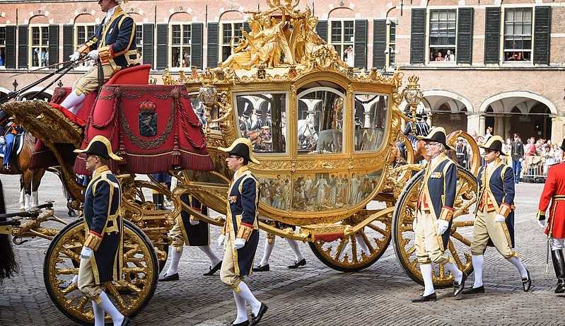 Rei holandês decide “estacionar” carruagem com imagem de escravos