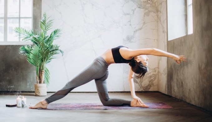 Yoga melhora o bem-estar mental e ajuda a combater o estresse do trabalho Lorena Bueri
