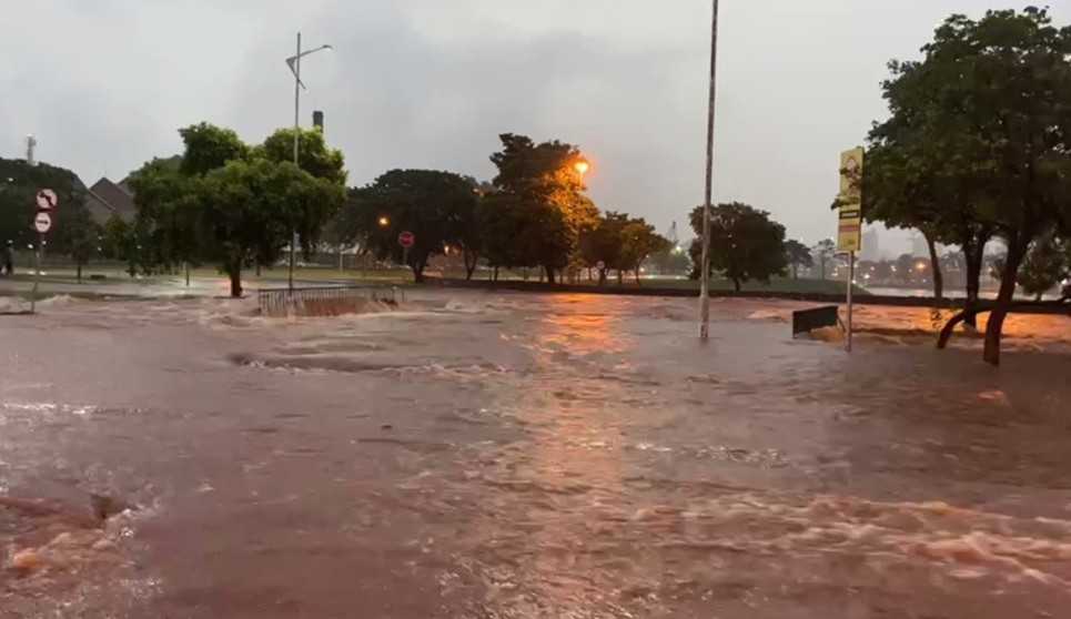 Devido à chuva, ruas e avenidas ficam alagadas em São José do Rio Preto