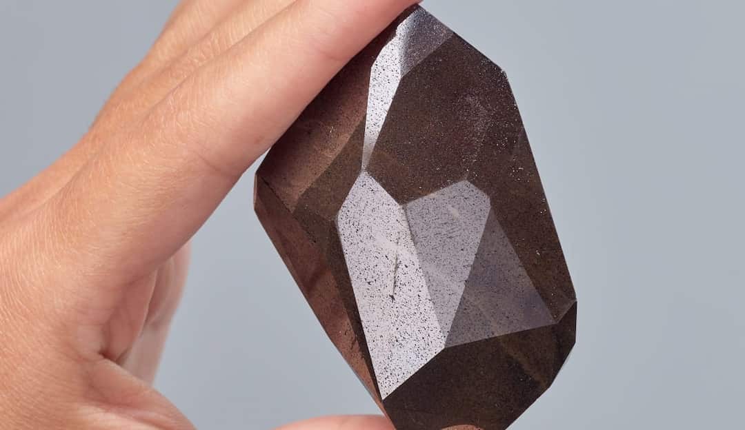 Maior diamante negro do mundo pode ser comprado em leilão por criptomoedas 