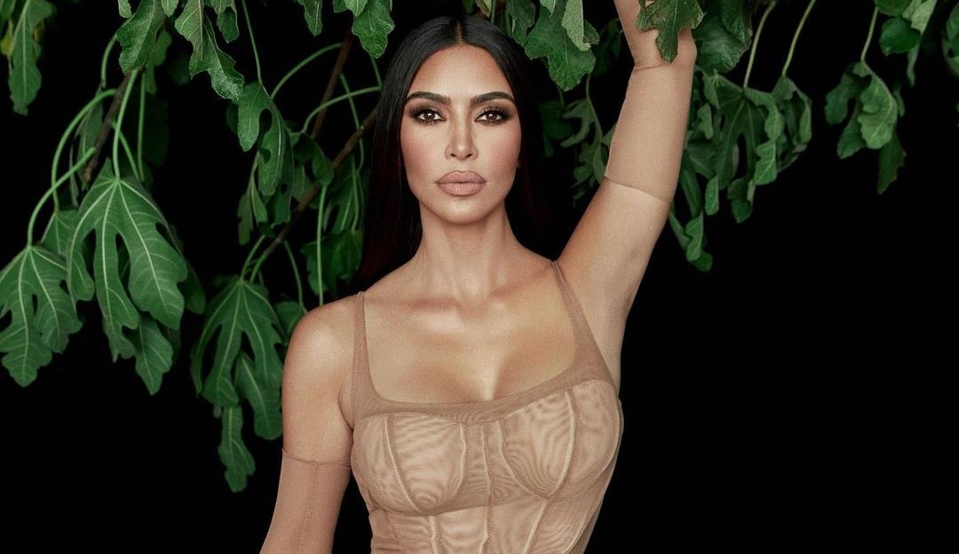 Kim Kardashian aparece como modelo para o lançamento de sua nova fragrância