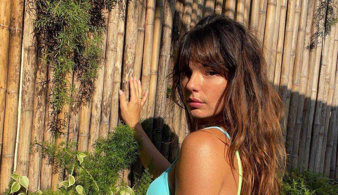 Isis Valverde curte dia de sol sem sair de casa Lorena Bueri