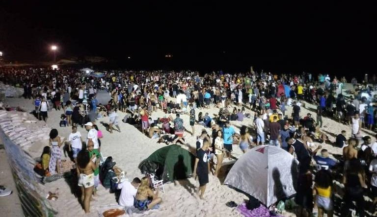 Luau clandestino na praia de Ipanema termina lotado, com brigas e arrastões
