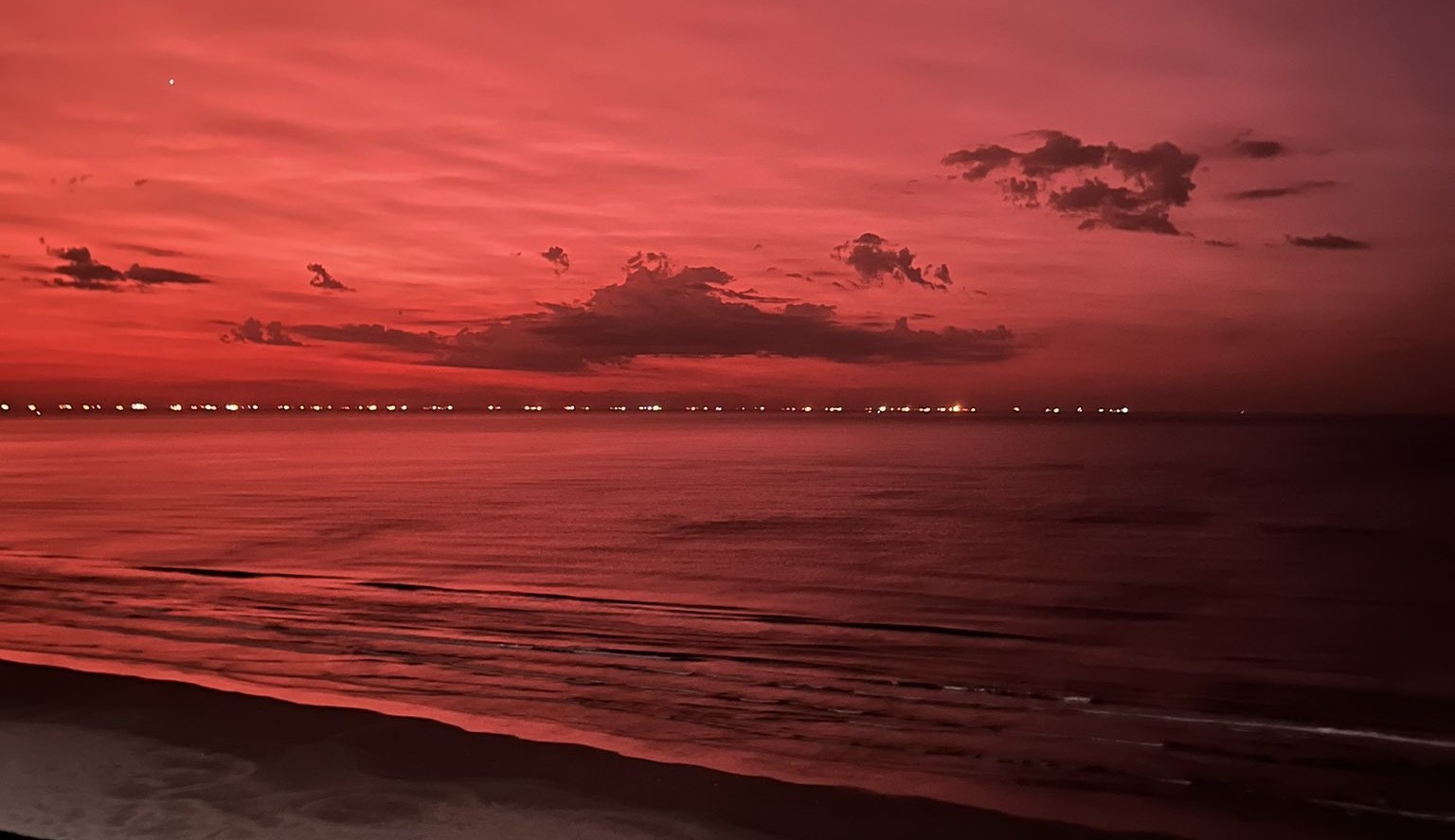 Belo e Poluído: Fumaça do vulcão em Tonga muda cor do céu no Rio