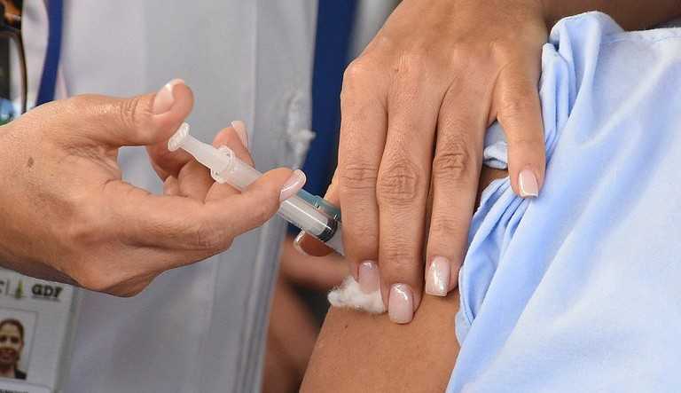 Vacinados contra covid-19 tem sintomas amenizados, segundo estudos Lorena Bueri